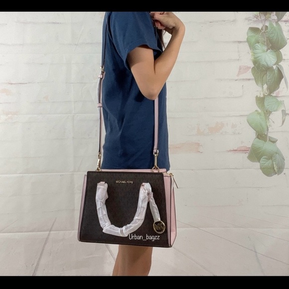 Micheal Kors Hope Powder Blush Medium Messenger - Picture 4 of 16